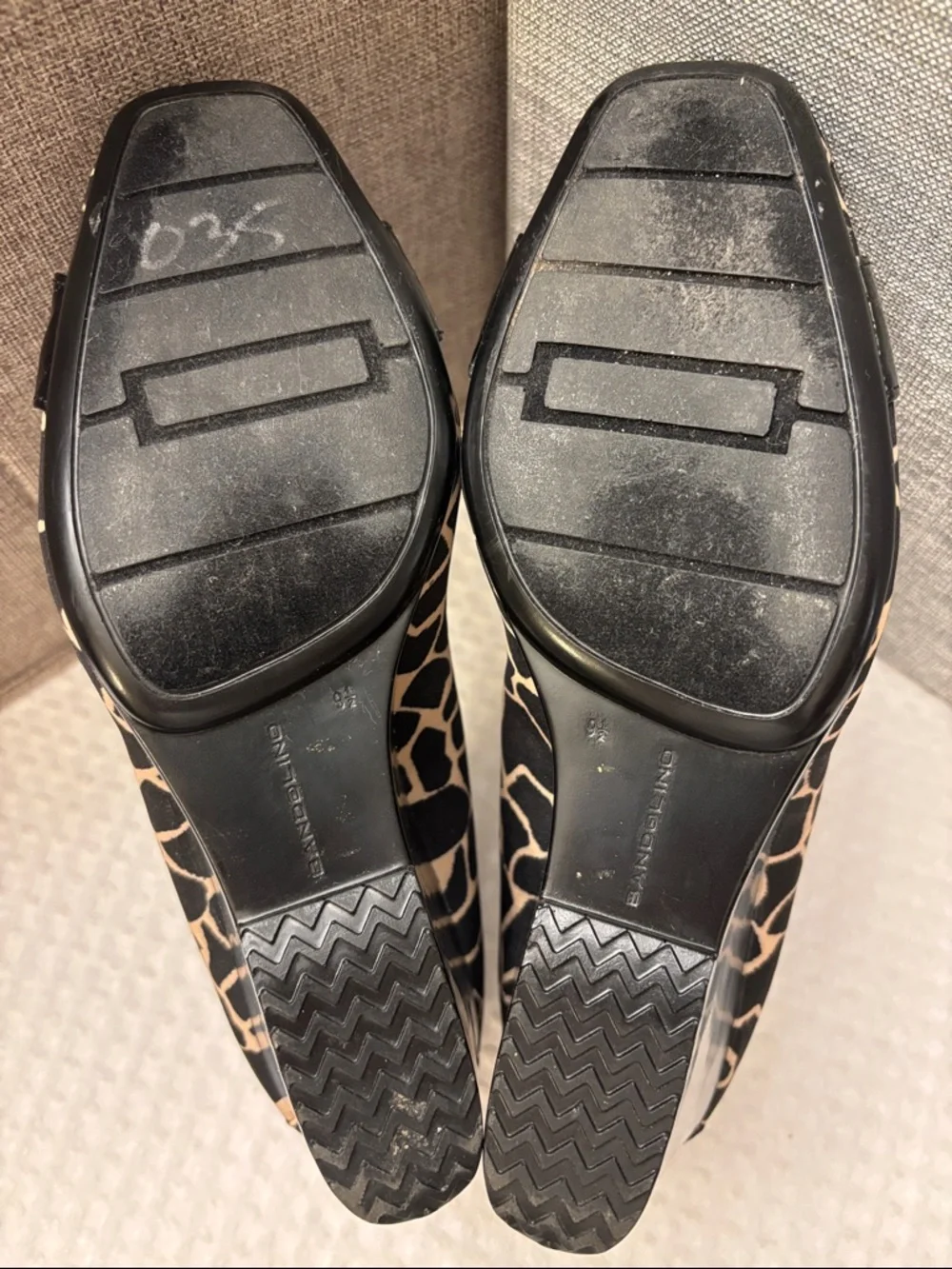 Bandolino BreezyLyt Size 9.5 Black Beige Giraffe-Print Wedge Pumps Patent